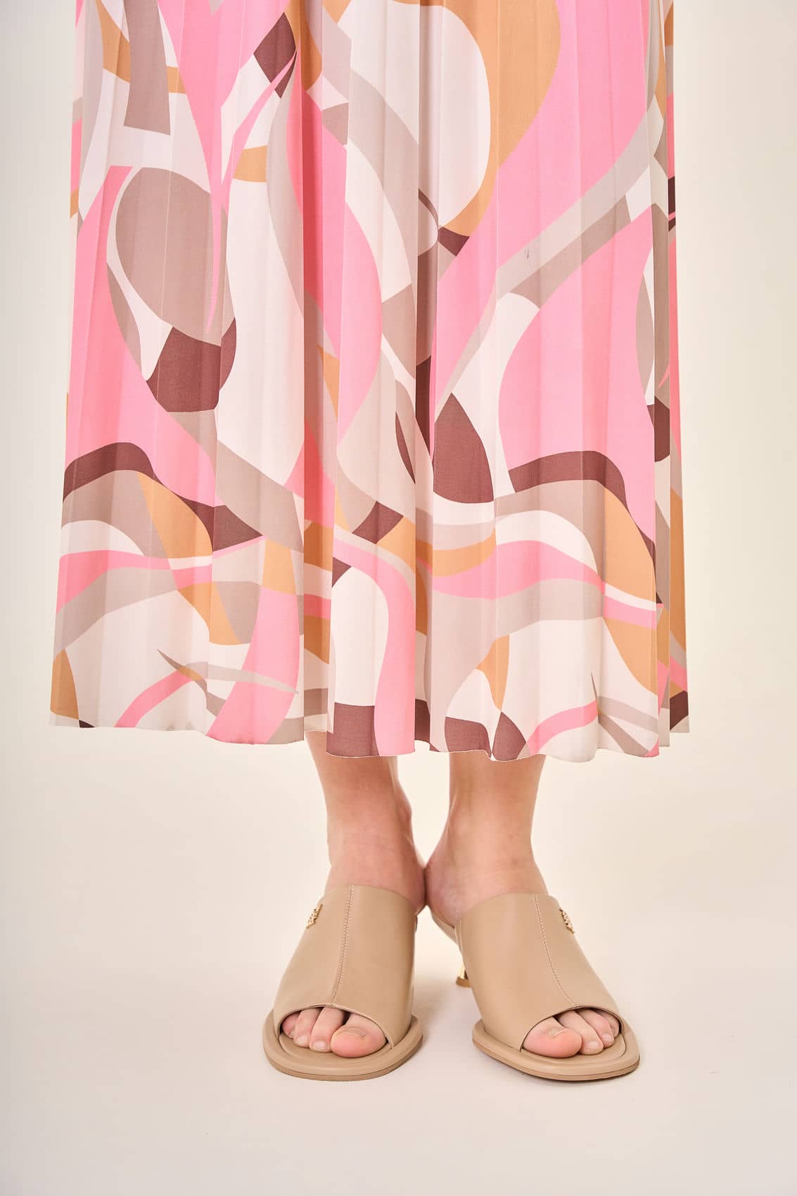 ПЛАТЬЕ STERN из струящейся вискозы с графичным принтом и женственным силуэтом