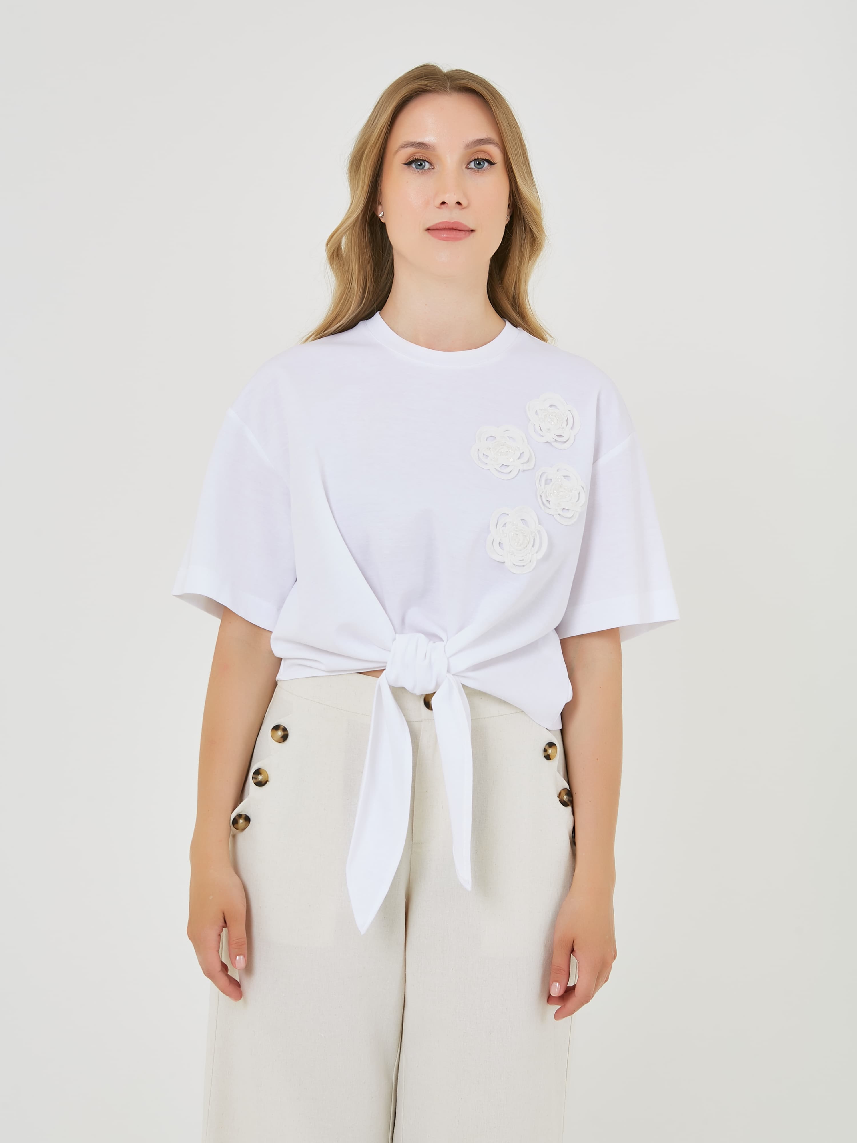 ФУТБОЛКА STERN с завязкой на талии и декоративными цветочными аппликациями