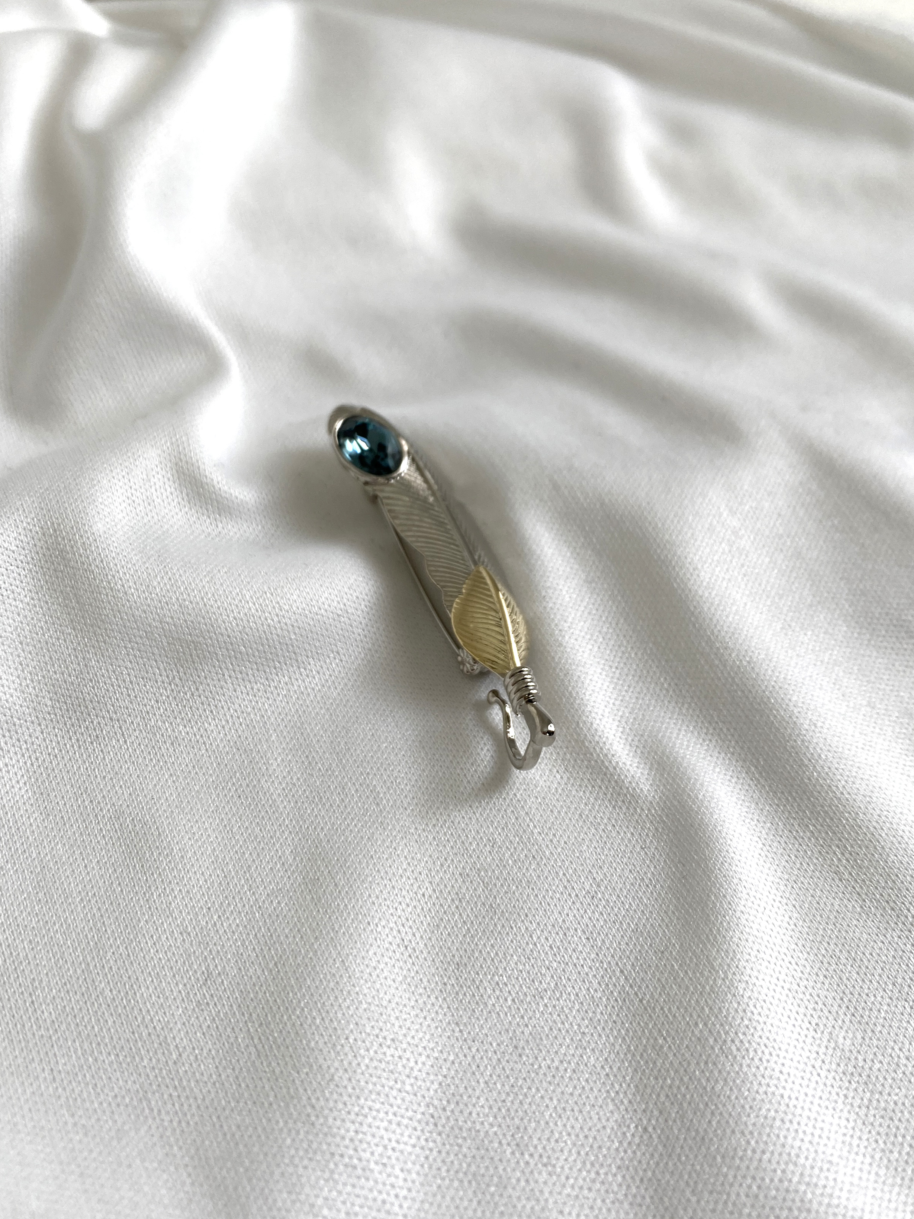 БРОШЬ ONLY YOU в форме пера с украшением из камня из комбинированных материалов